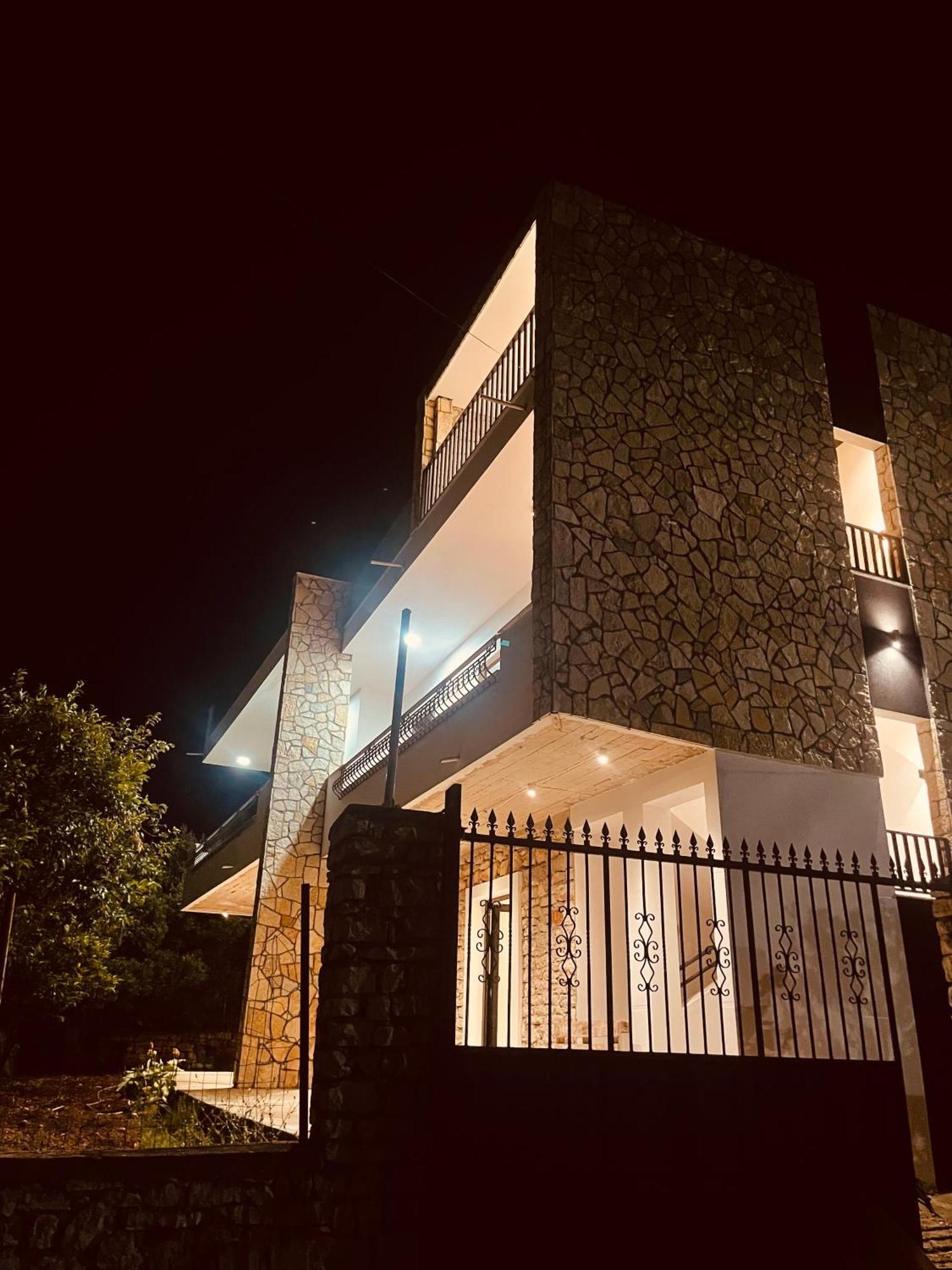 Comfort Guest Rooms Vila Hm Sarandë Exteriör bild